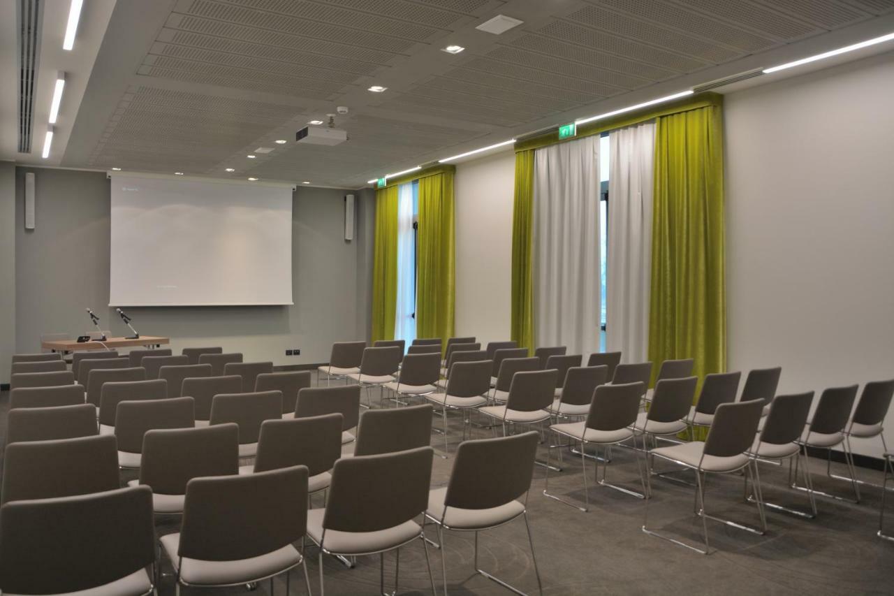 Link124 Hotel Parma Bagian luar foto