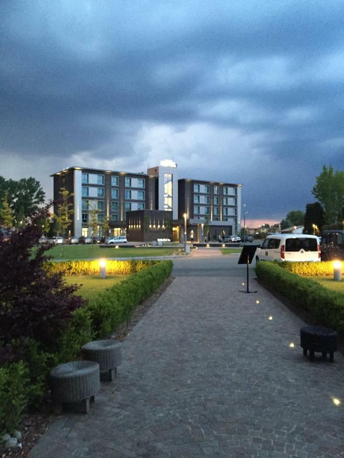 Link124 Hotel Parma Bagian luar foto