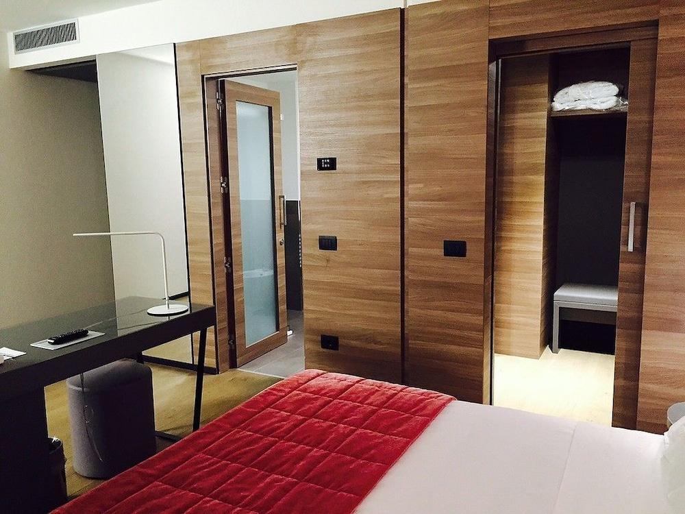 Link124 Hotel Parma Bagian luar foto