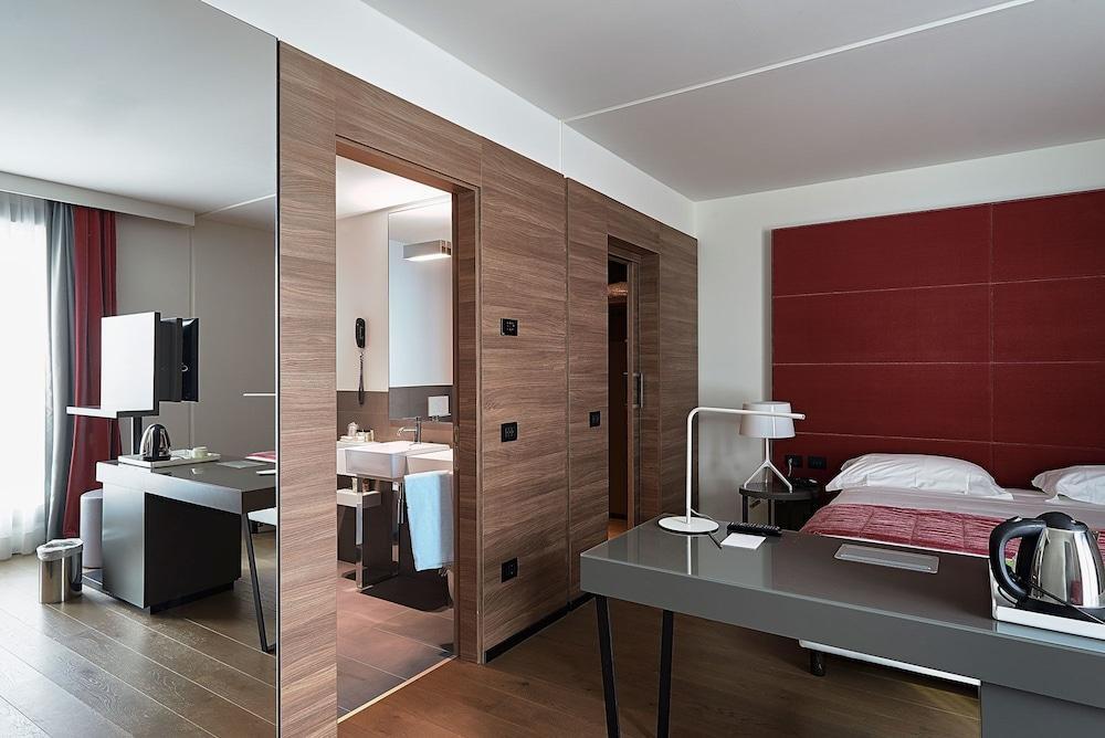 Link124 Hotel Parma Bagian luar foto
