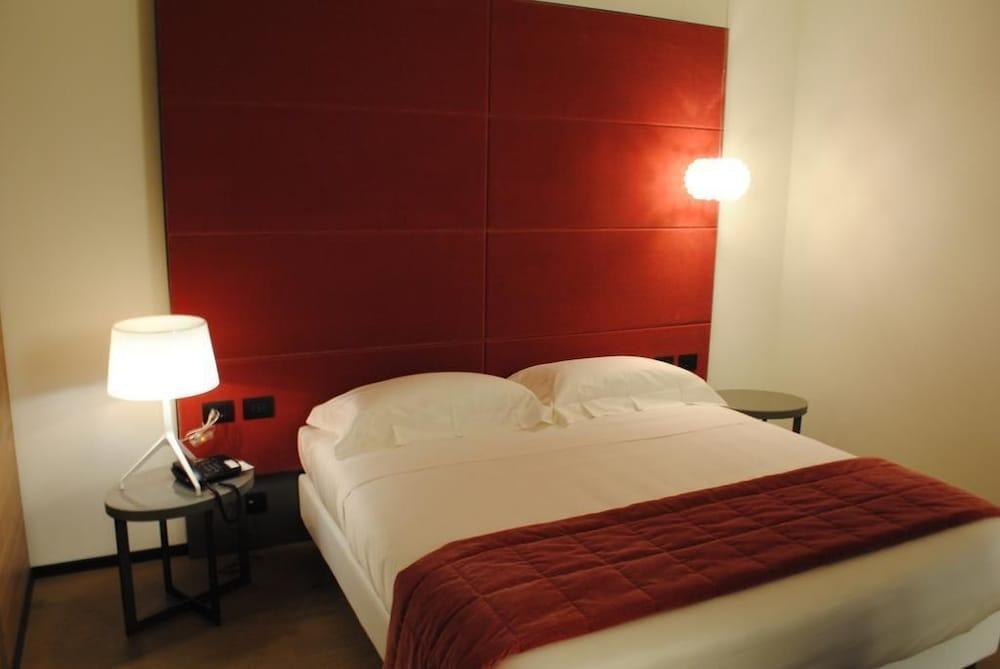 Link124 Hotel Parma Bagian luar foto
